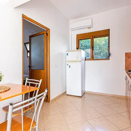 Apartamento Radhima Sea View 1br 8 - Kitchen, Parking & Balcony -- 6 People --
